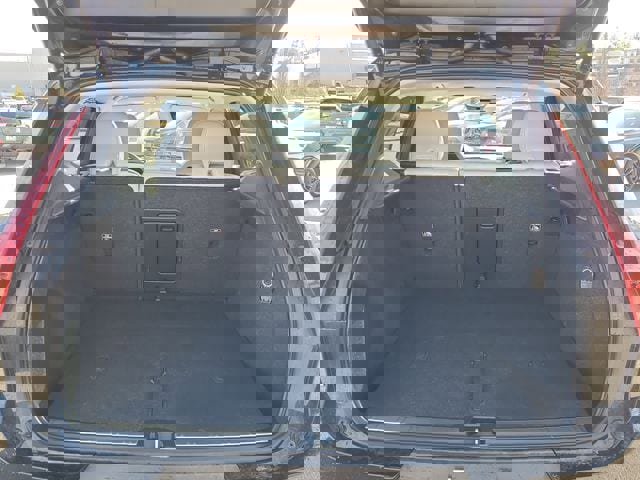 Used 2023 Volvo XC40 B5 Plus image 15