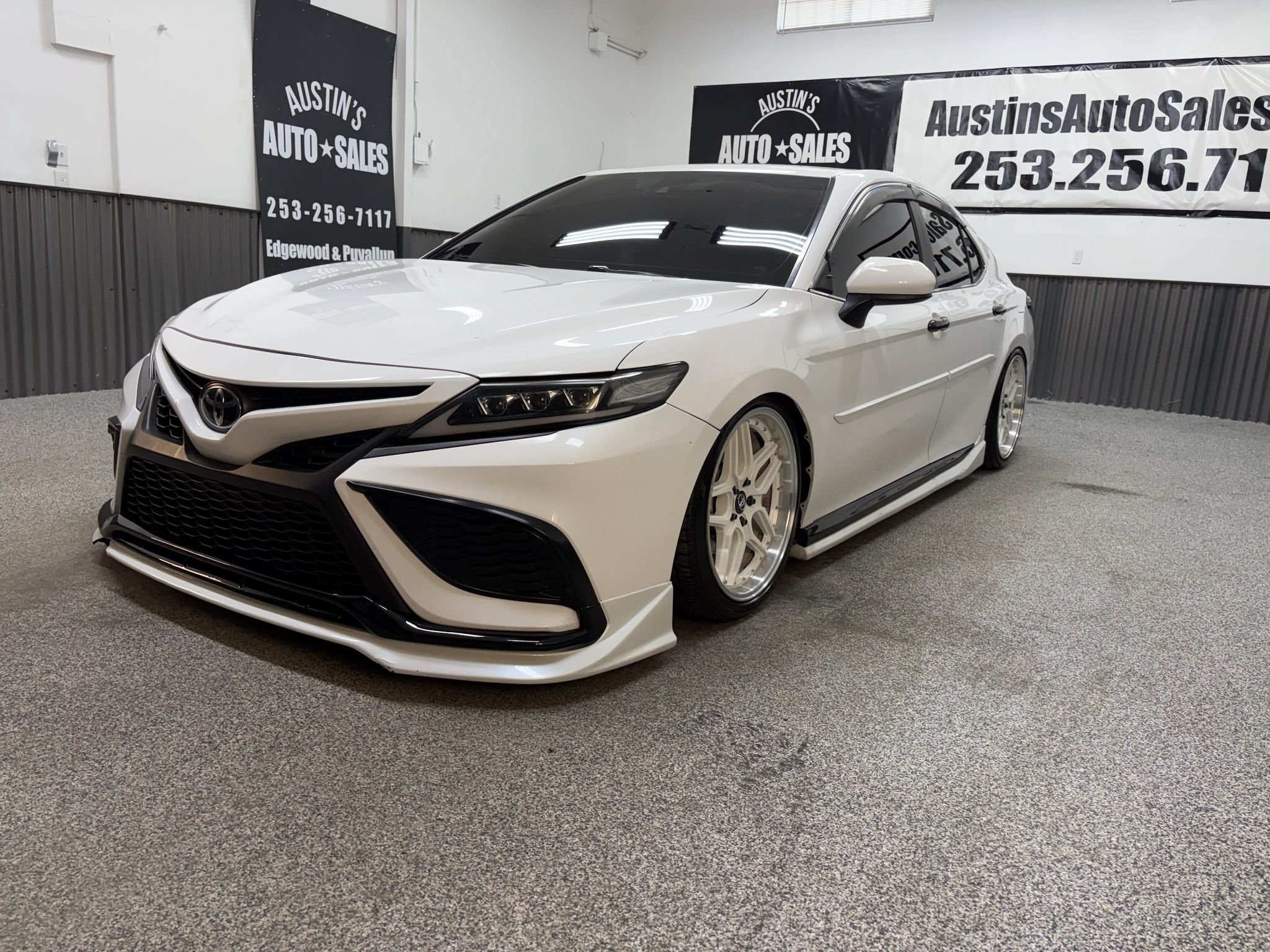 Used 2021 Toyota Camry SE w/ Carpet Mat Package (TMS) FWD image 4