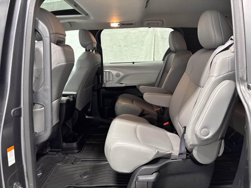 Used 2025 Toyota Sienna XLE AWD/4WD image 49