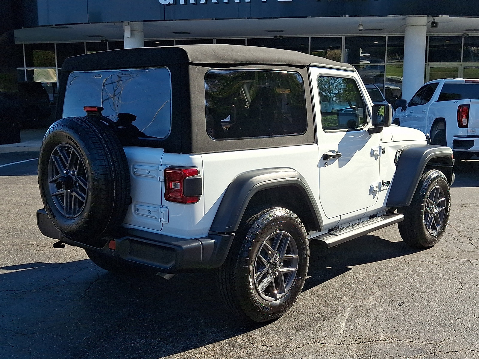 Used 2025 Jeep Wrangler Sport AWD/4WD image 6