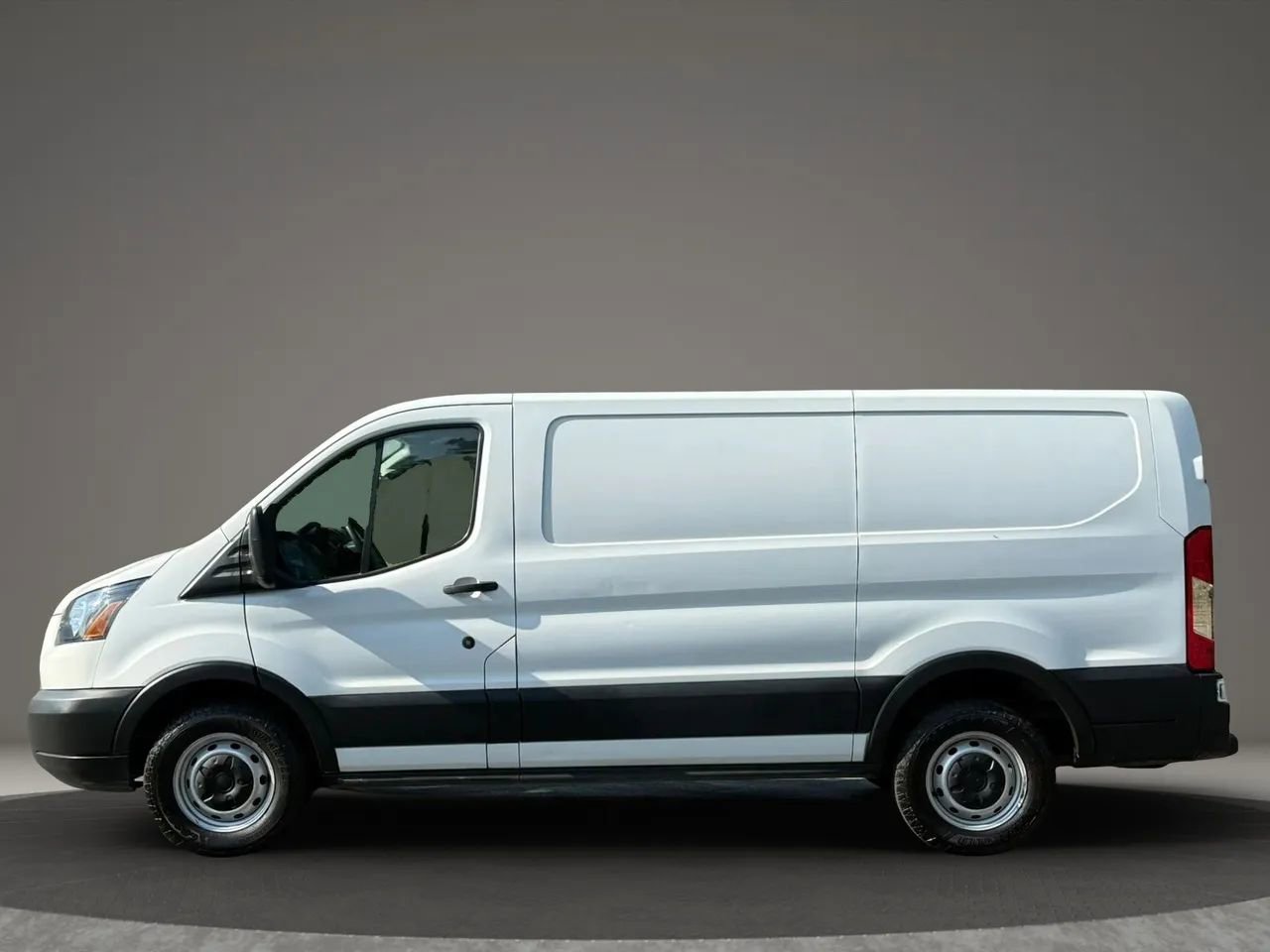 Used 2019 Ford Transit 150 130 Low Roof RWD image 4