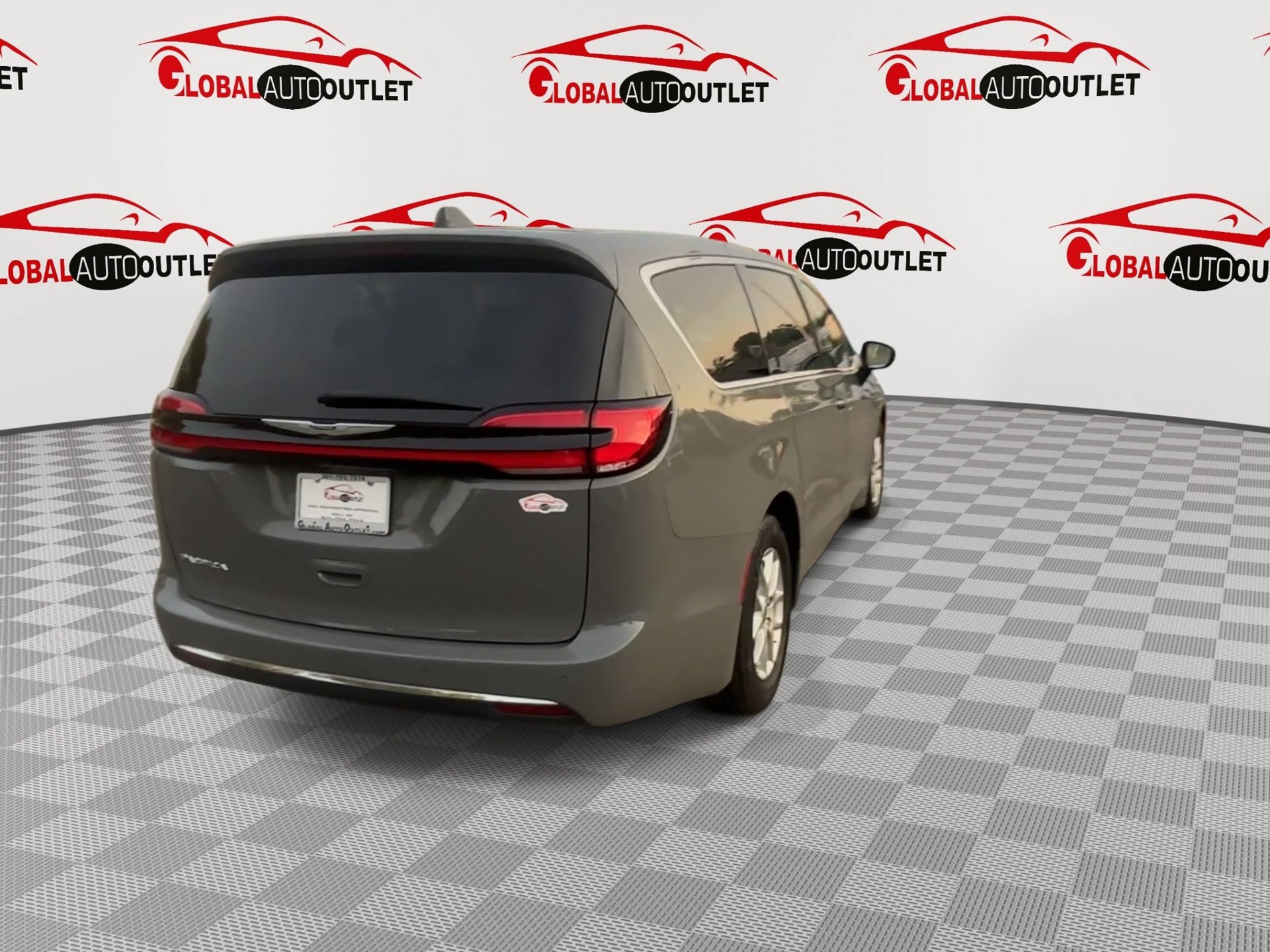 Used 2025 Chrysler Pacifica Select FWD image 8