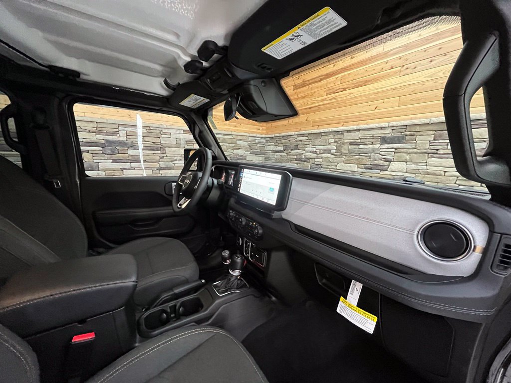 Used 2026 Jeep Wrangler Unlimited Sahara AWD/4WD image 22