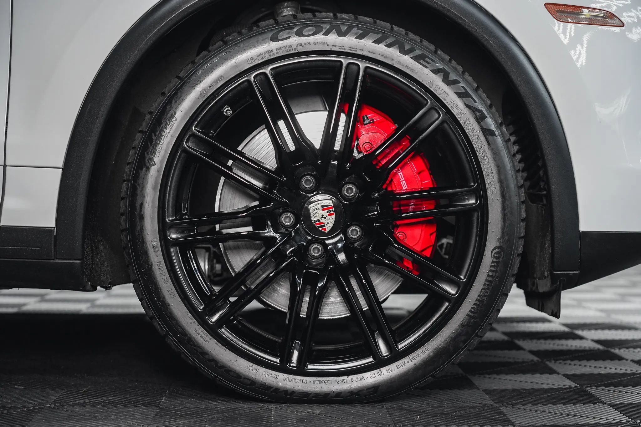 Used 2015 Porsche Cayenne Turbo image 16