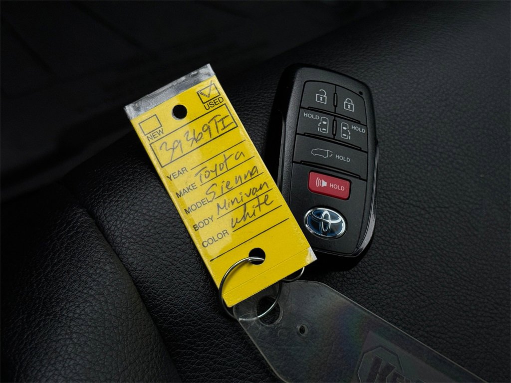 Certified 2024 Toyota Sienna XSE image 39