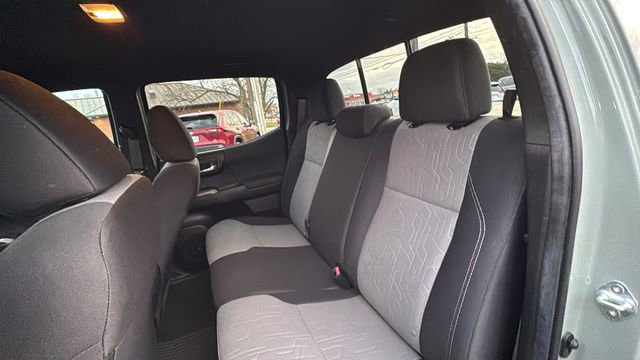 Used 2022 Toyota Tacoma TRD Off-Road image 31