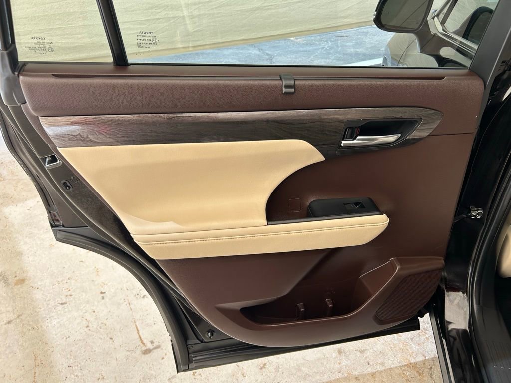 Used 2021 Toyota Highlander Limited image 23