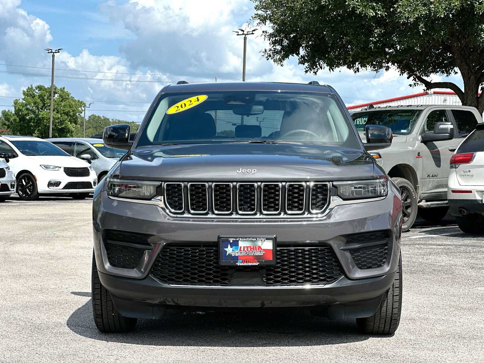 Used 2024 Jeep Grand Cherokee Laredo AWD/4WD image 10