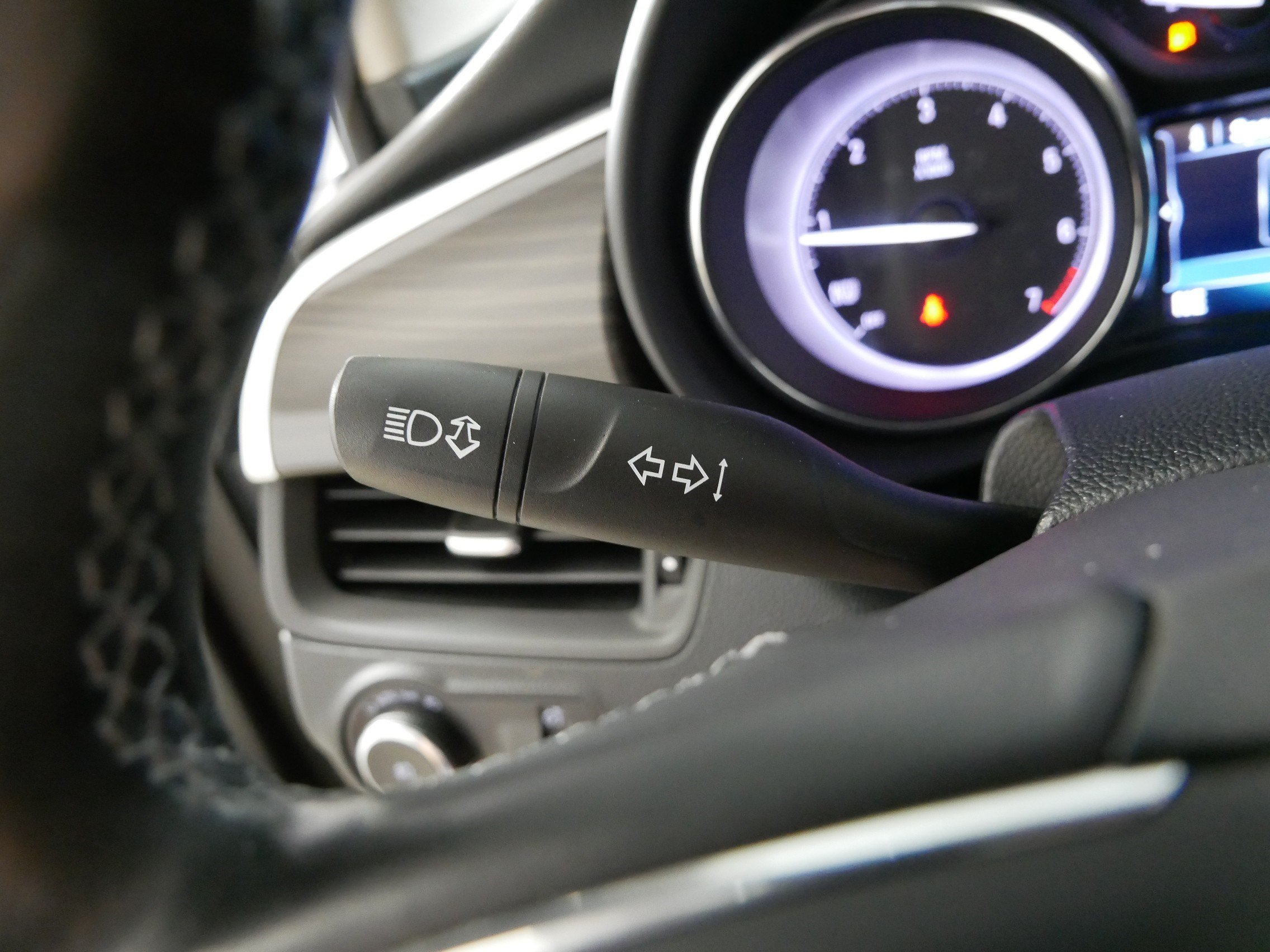 Used 2020 Buick Envision Essence FWD image 31