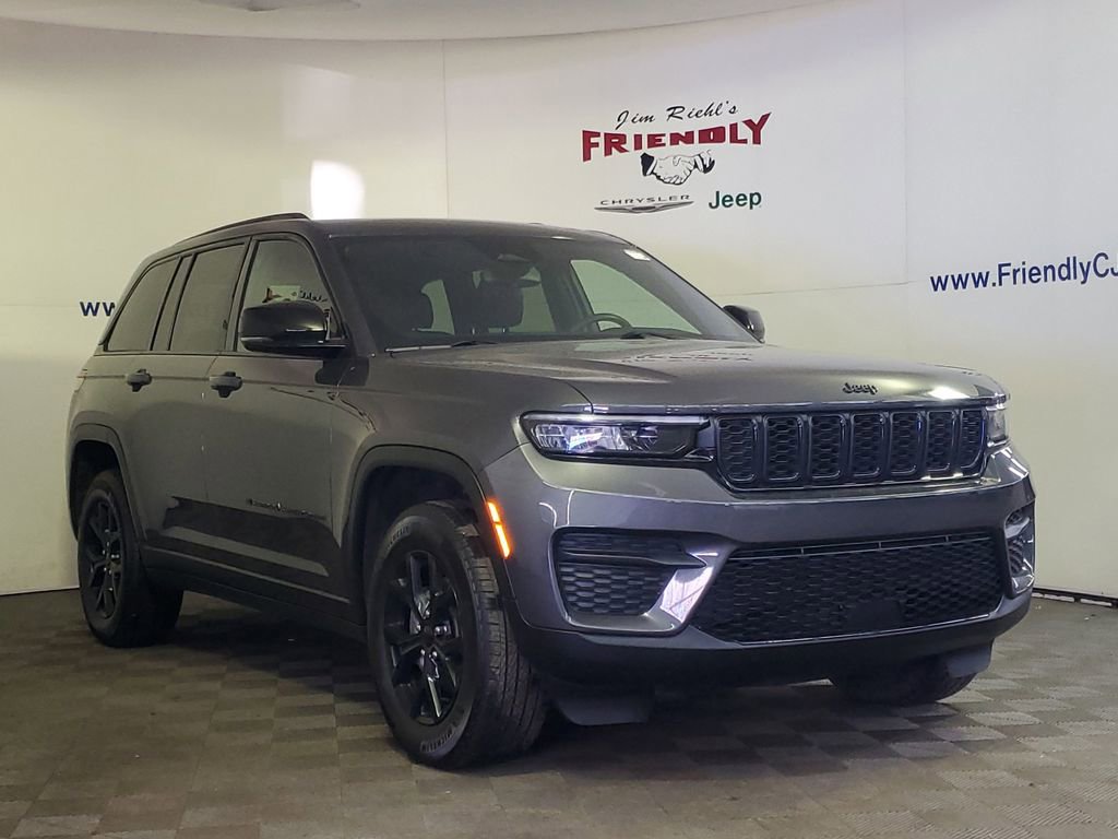 Used 2024 Jeep Grand Cherokee Altitude image 2