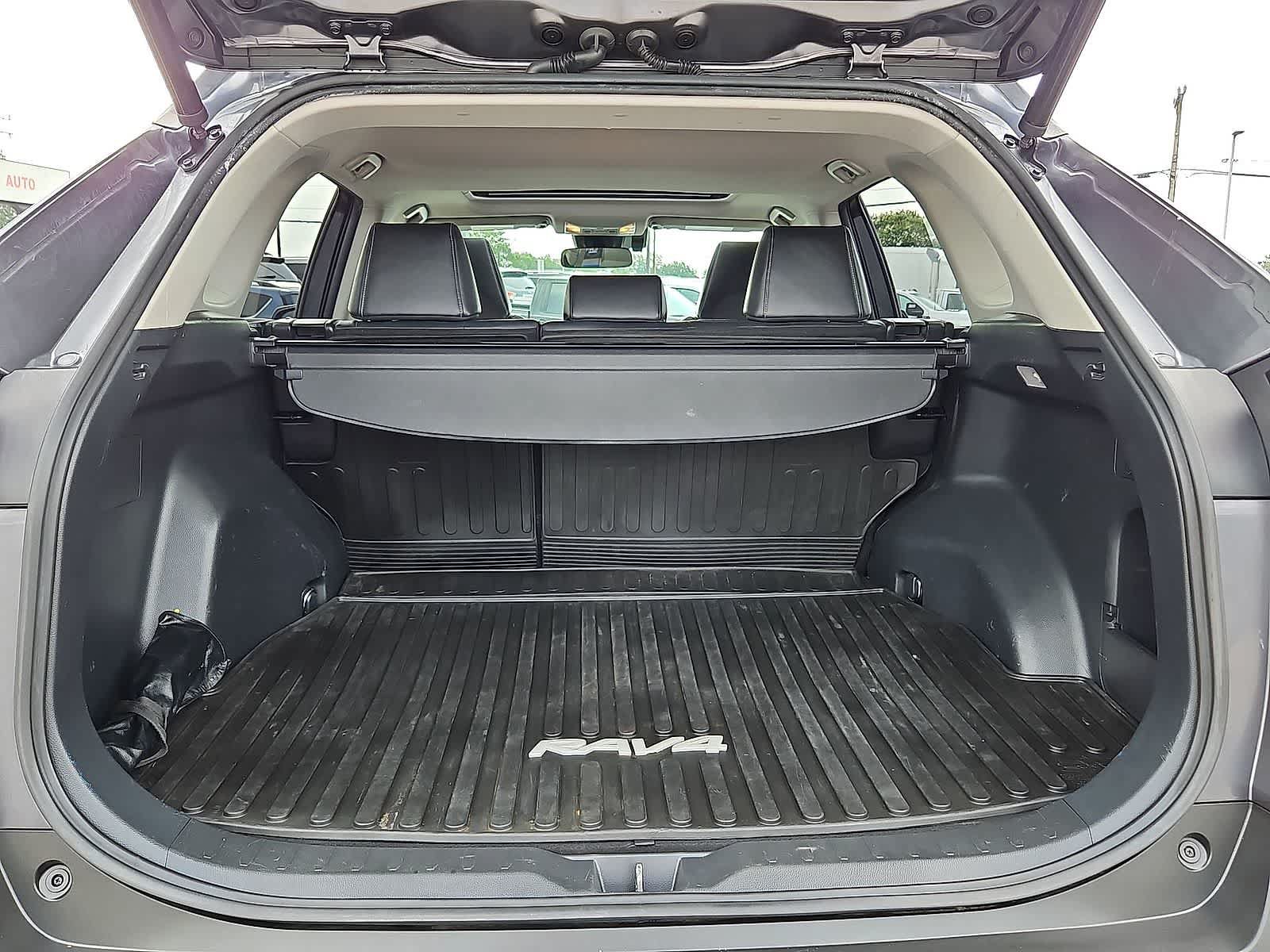 Used 2019 Toyota RAV4 XLE Premium w/ Cold Weather Package AWD/4WD image 31