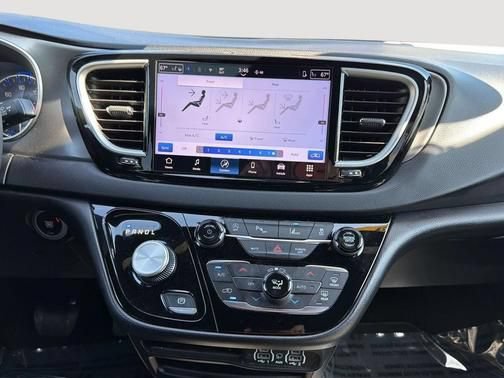 Used 2025 Chrysler Pacifica Select FWD image 10