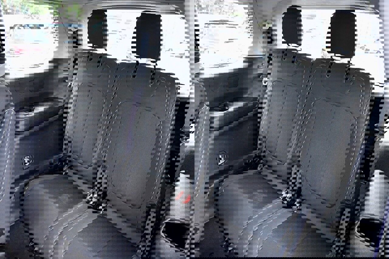 Used 2023 Jeep Grand Cherokee L Laredo image 12