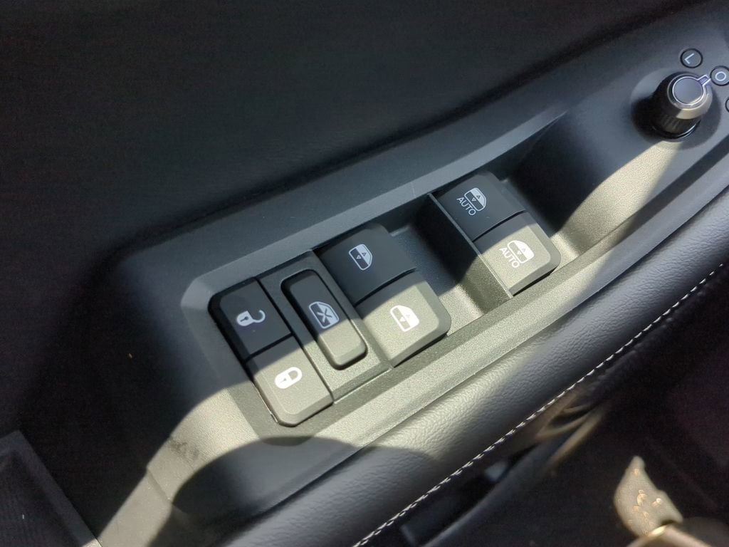 New 2025 Jeep Grand Cherokee Altitude image 9