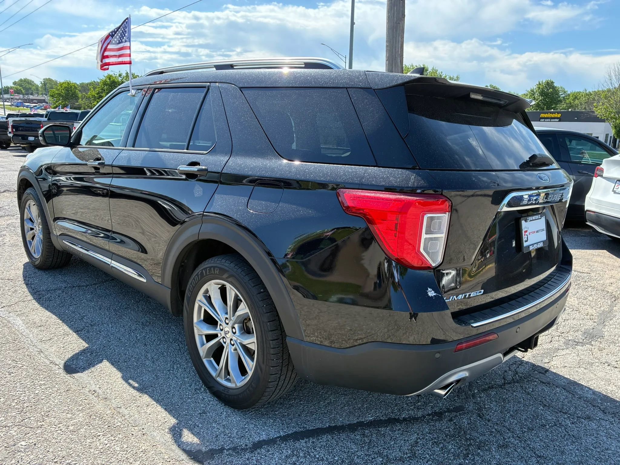 Used 2021 Ford Explorer Limited w/ Equipment Group 301A RWD image 3
