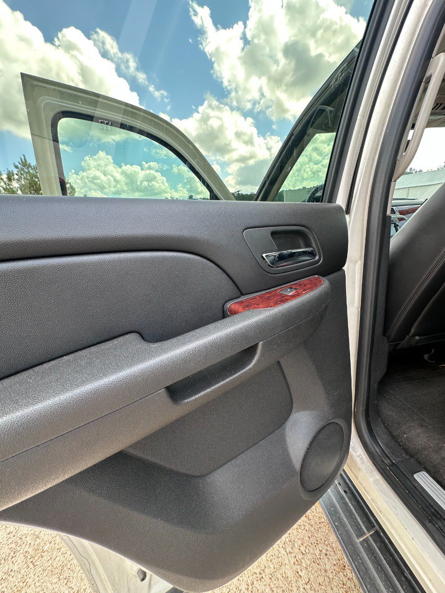 Used 2010 Chevrolet Tahoe LTZ RWD image 12