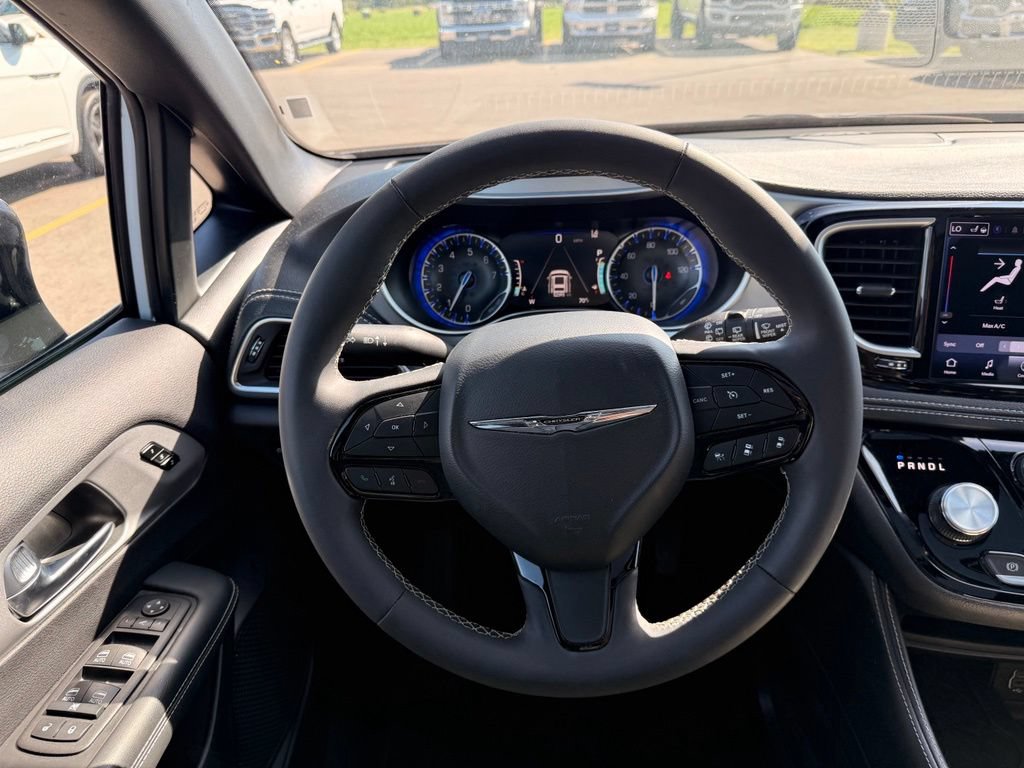 Used 2025 Chrysler Pacifica Limited FWD image 9