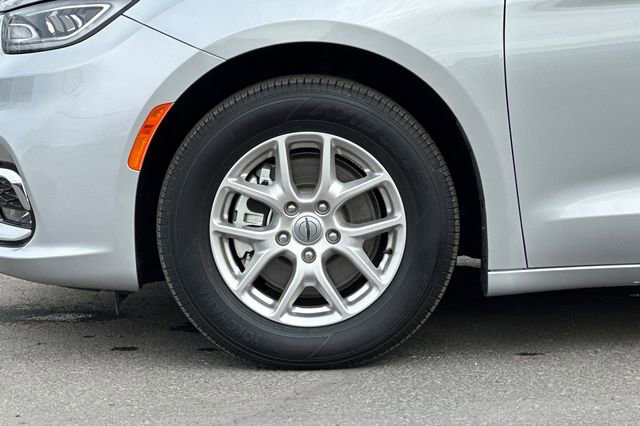 Certified 2024 Chrysler Pacifica Touring-L image 26
