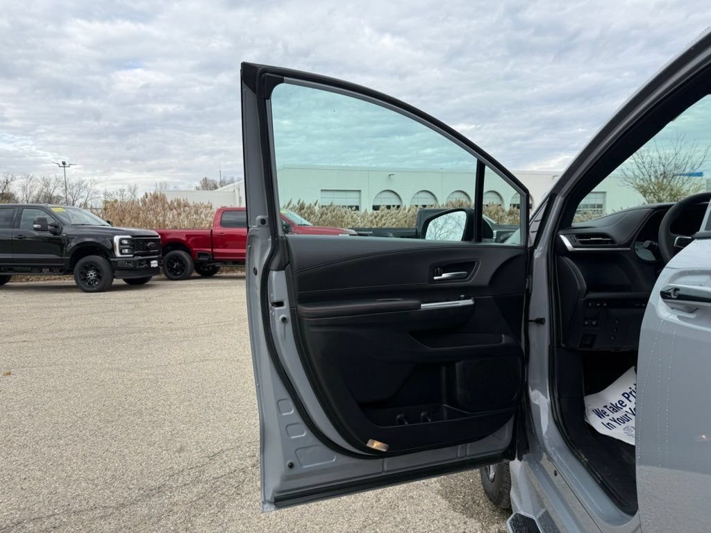 Used 2025 Toyota Sienna XSE w/ XSE Plus Package AWD/4WD image 31