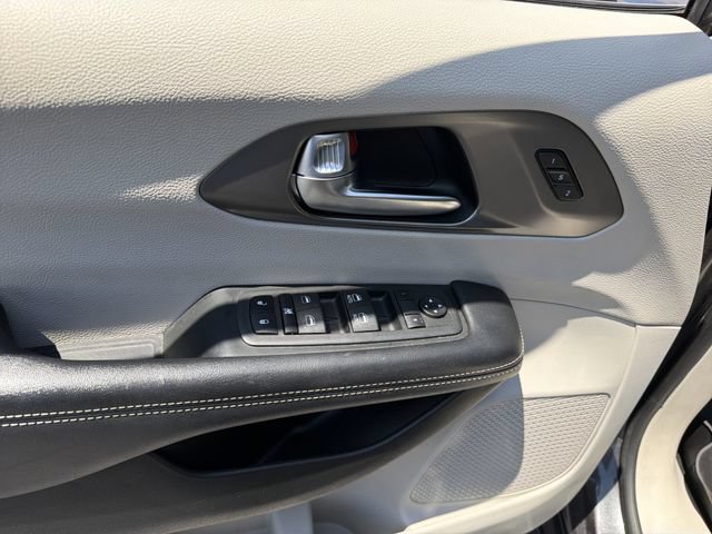 Used 2023 Chrysler Pacifica Touring-L FWD image 13