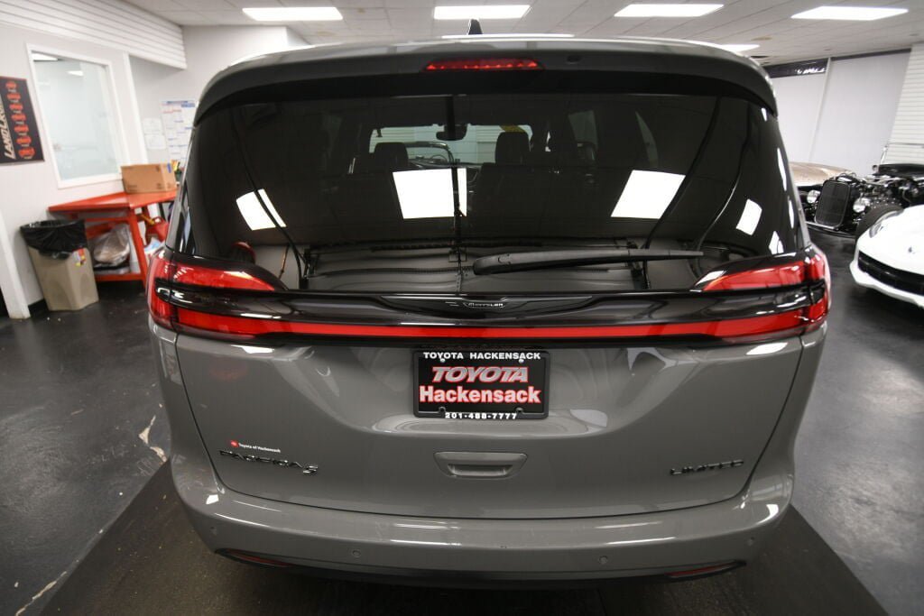 Used 2025 Chrysler Pacifica Limited FWD image 7