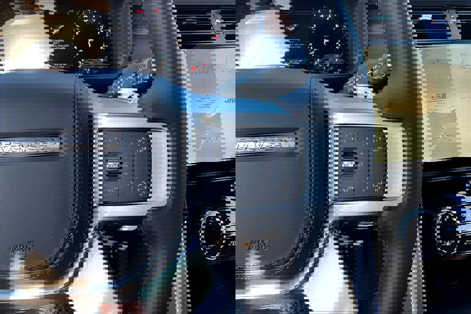 New 2025 Land Rover Discovery Dynamic SE image 18