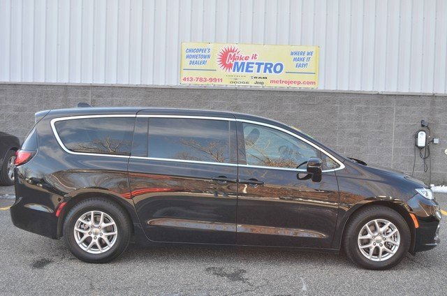 Used 2024 Chrysler Pacifica Touring-L video 1
