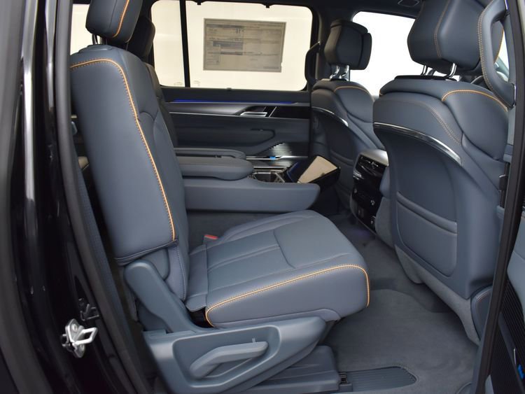 Used 2023 Jeep Grand Wagoneer L Series II w/ Premium Group II image 17