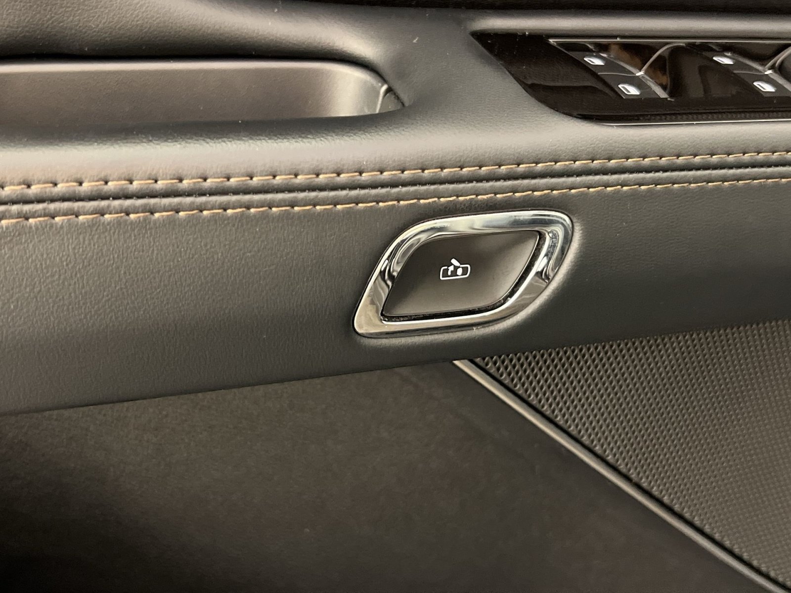 Used 2025 Lincoln Aviator AWD image 35