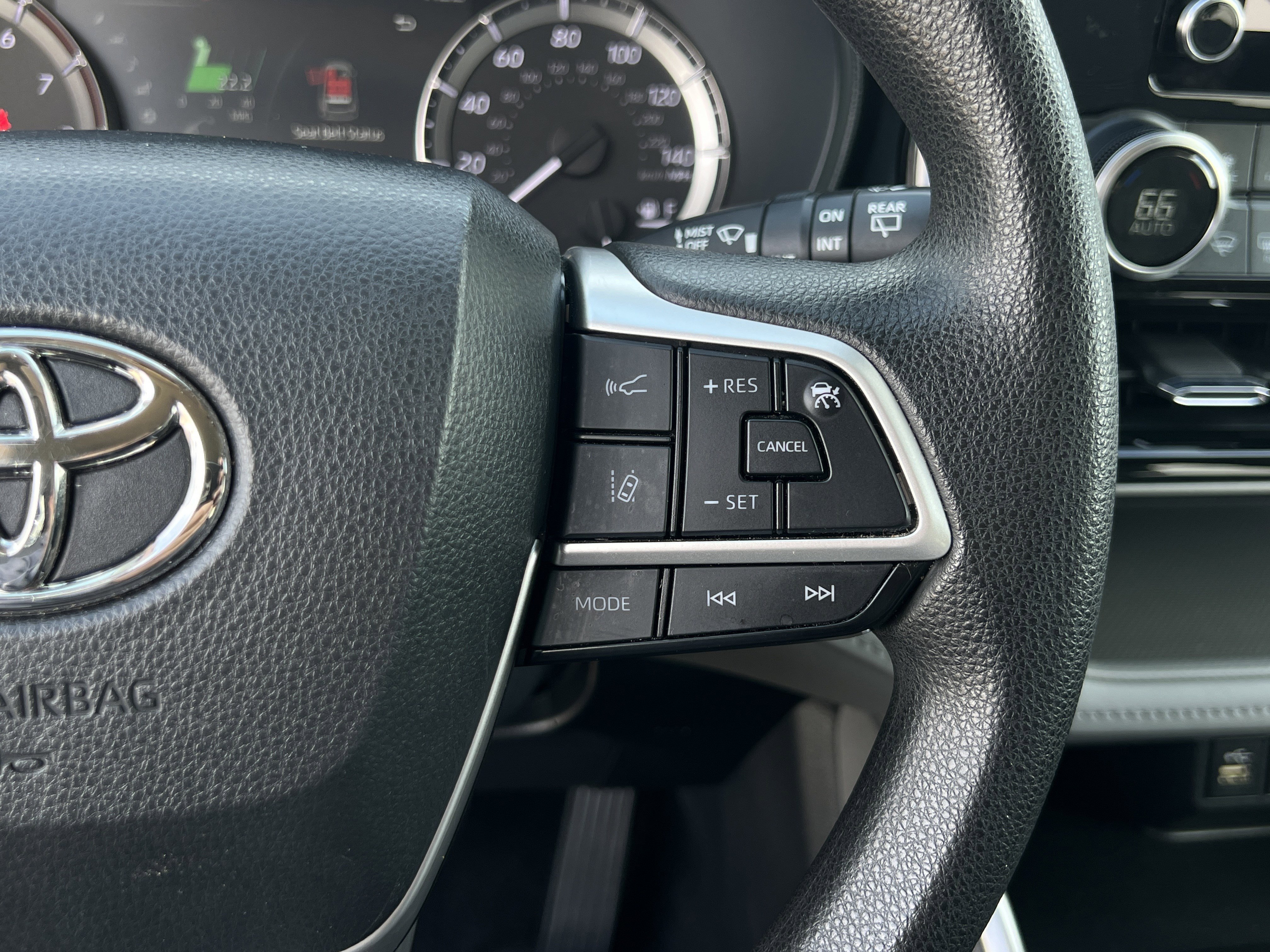 Used 2023 Toyota Highlander L image 18
