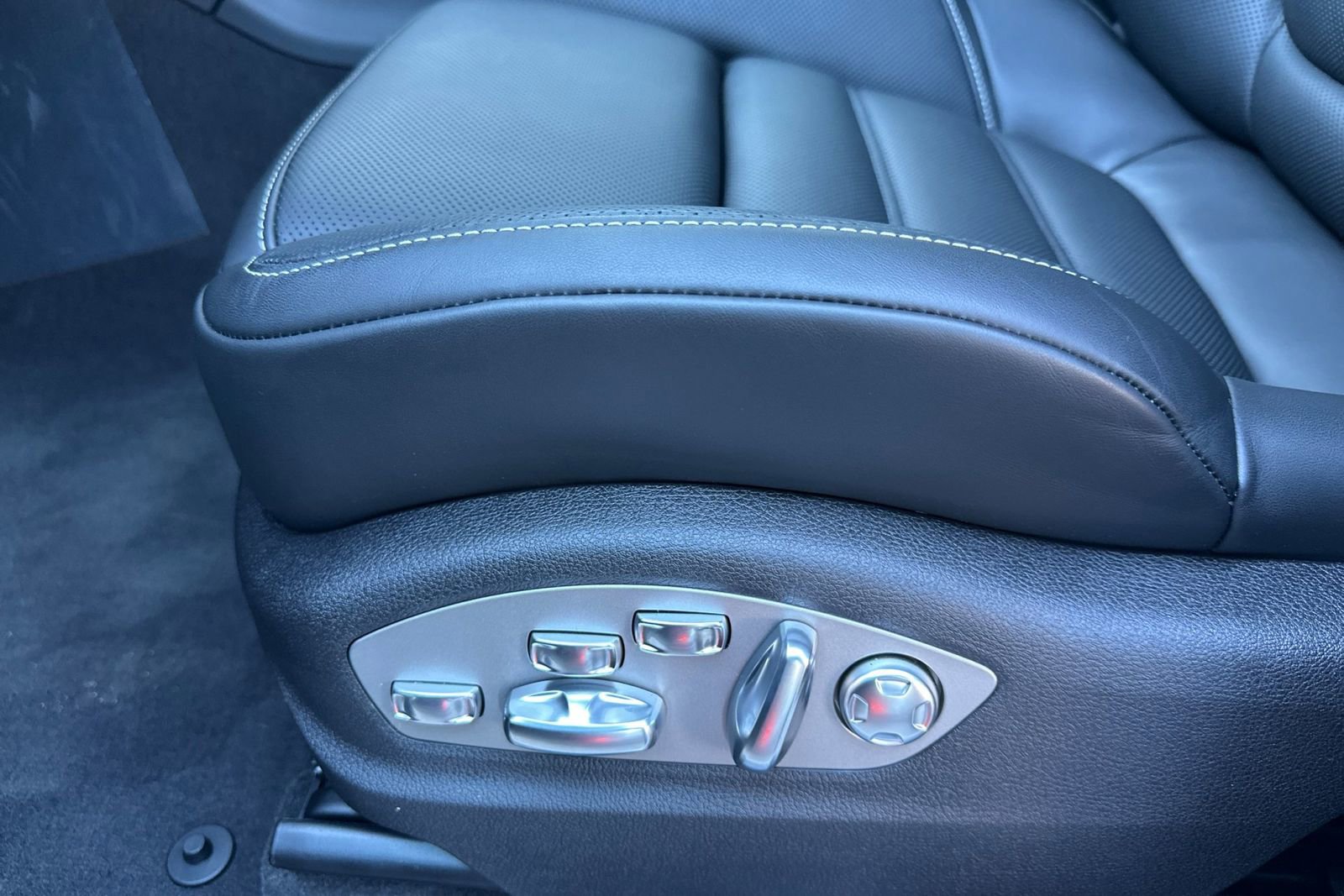 New 2026 Porsche Macan Turbo image 14