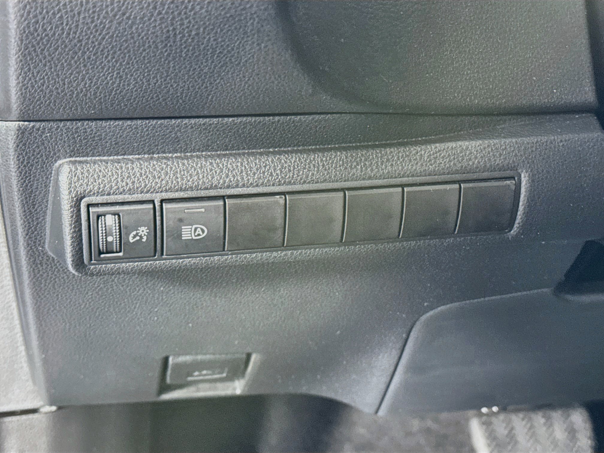 Used 2022 Toyota Corolla SE w/ Carpet Mat Package (TMS) FWD image 10