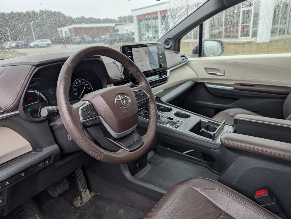 Used 2022 Toyota Sienna Platinum image 11