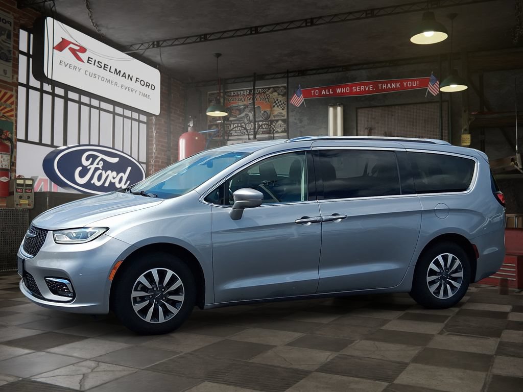 Used 2021 Chrysler Pacifica Touring-L FWD image 1