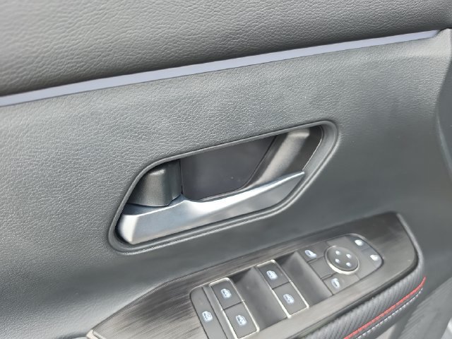 New 2026 Nissan Kicks SR w/ Cold Weather Package FWD image 18