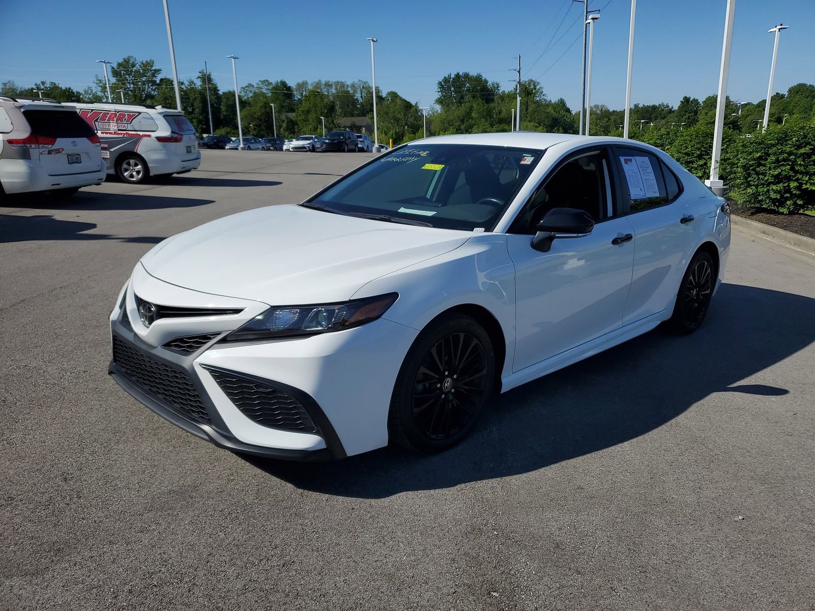 Used 2022 Toyota Camry SE w/ Convenience Package FWD image 2