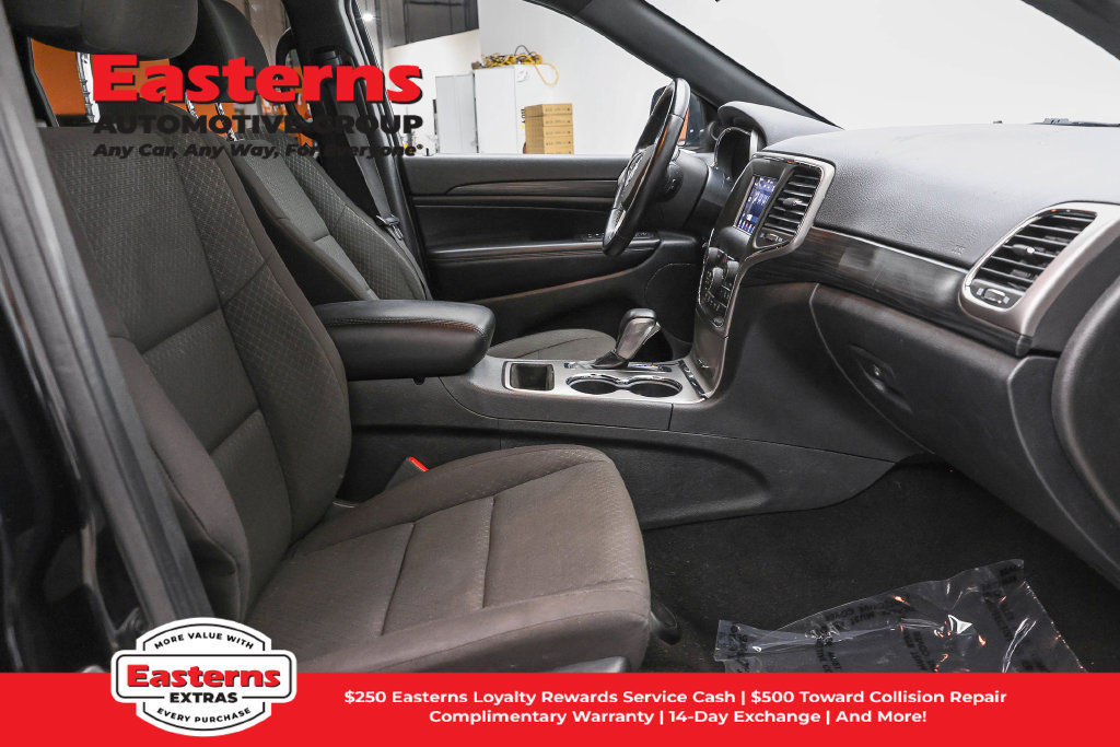 Used 2021 Jeep Grand Cherokee Laredo AWD/4WD image 26