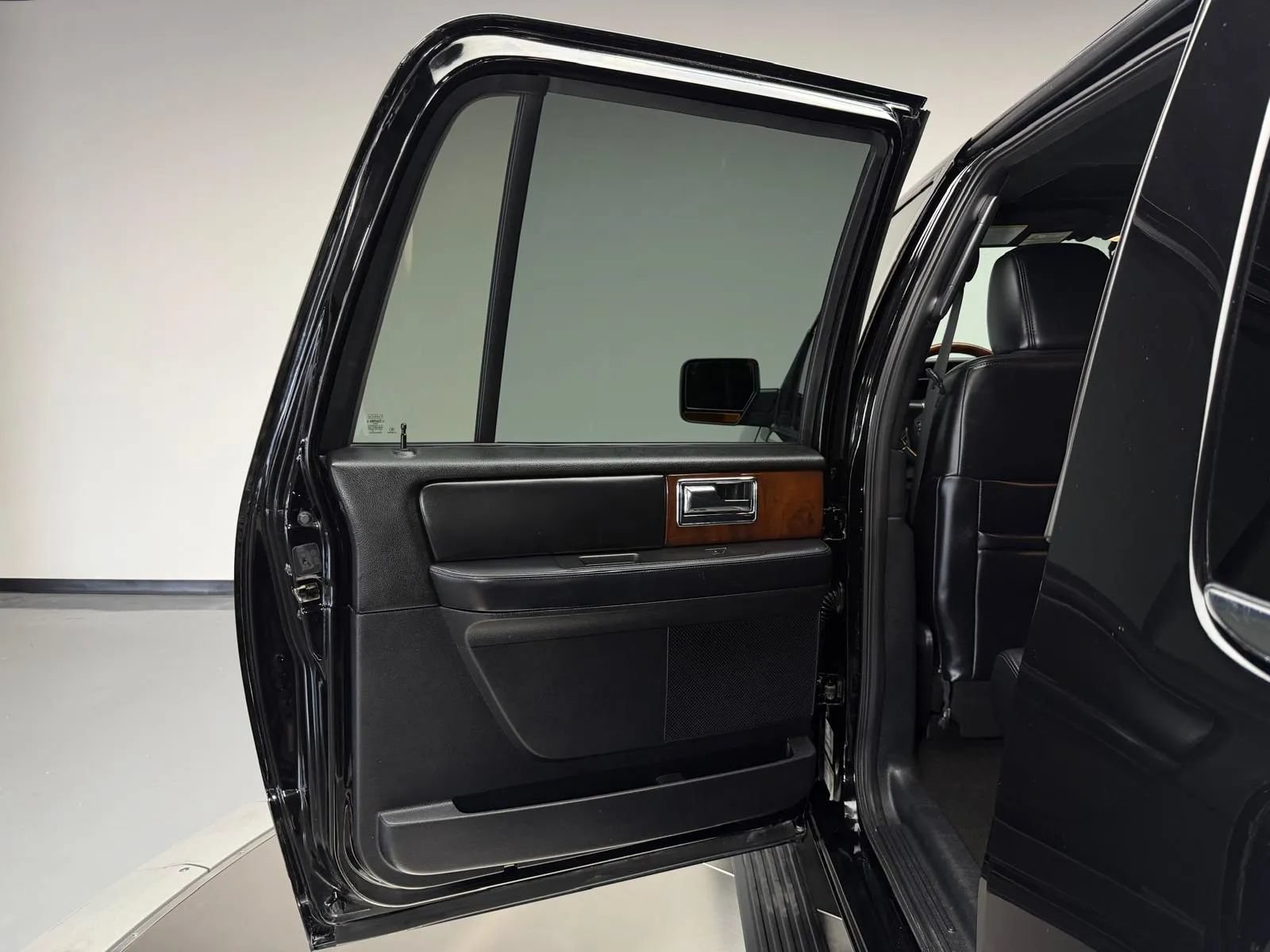 Used 2017 Lincoln Navigator L Select RWD image 19