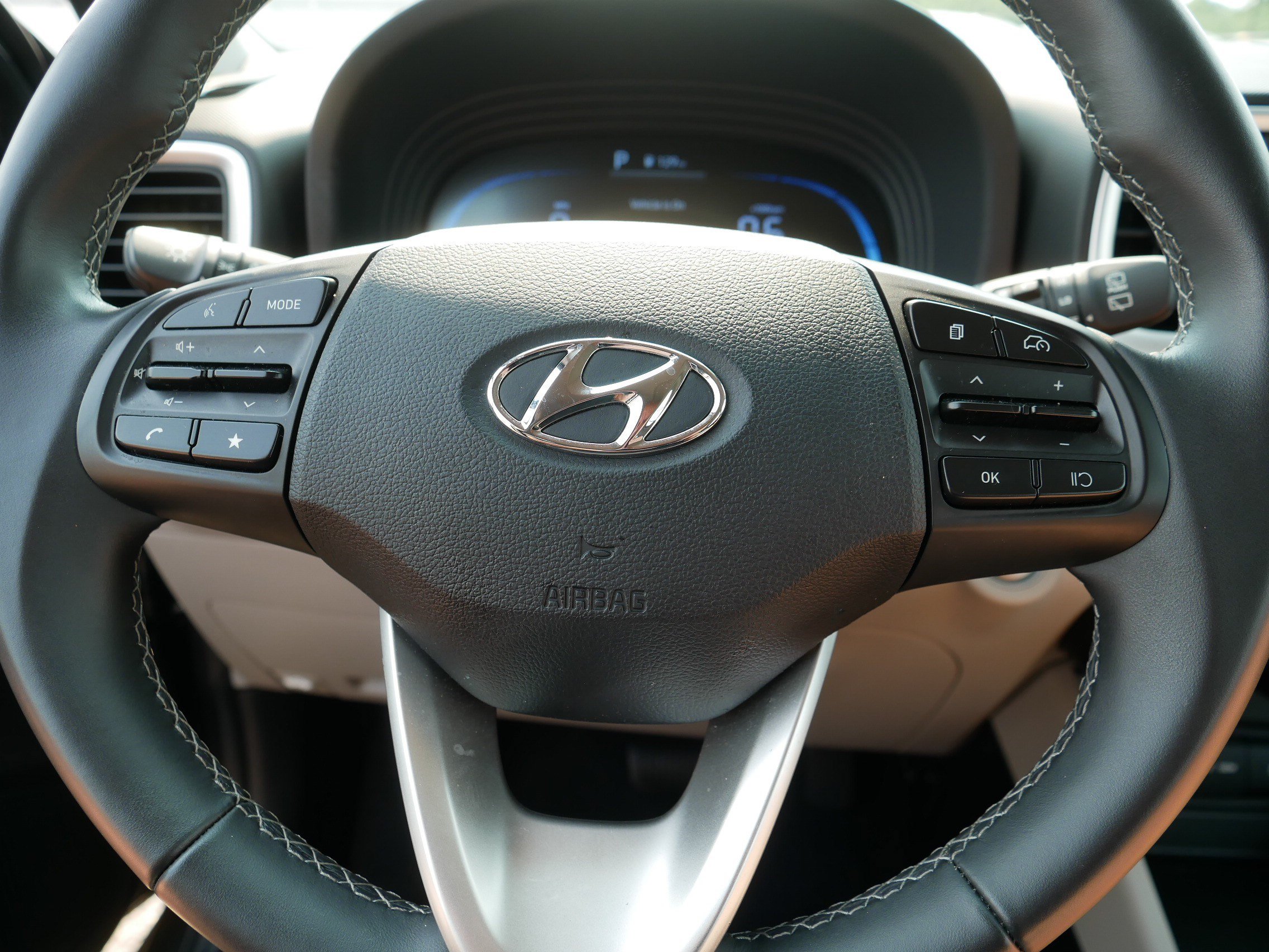 Used 2025 Hyundai Venue SEL FWD image 25