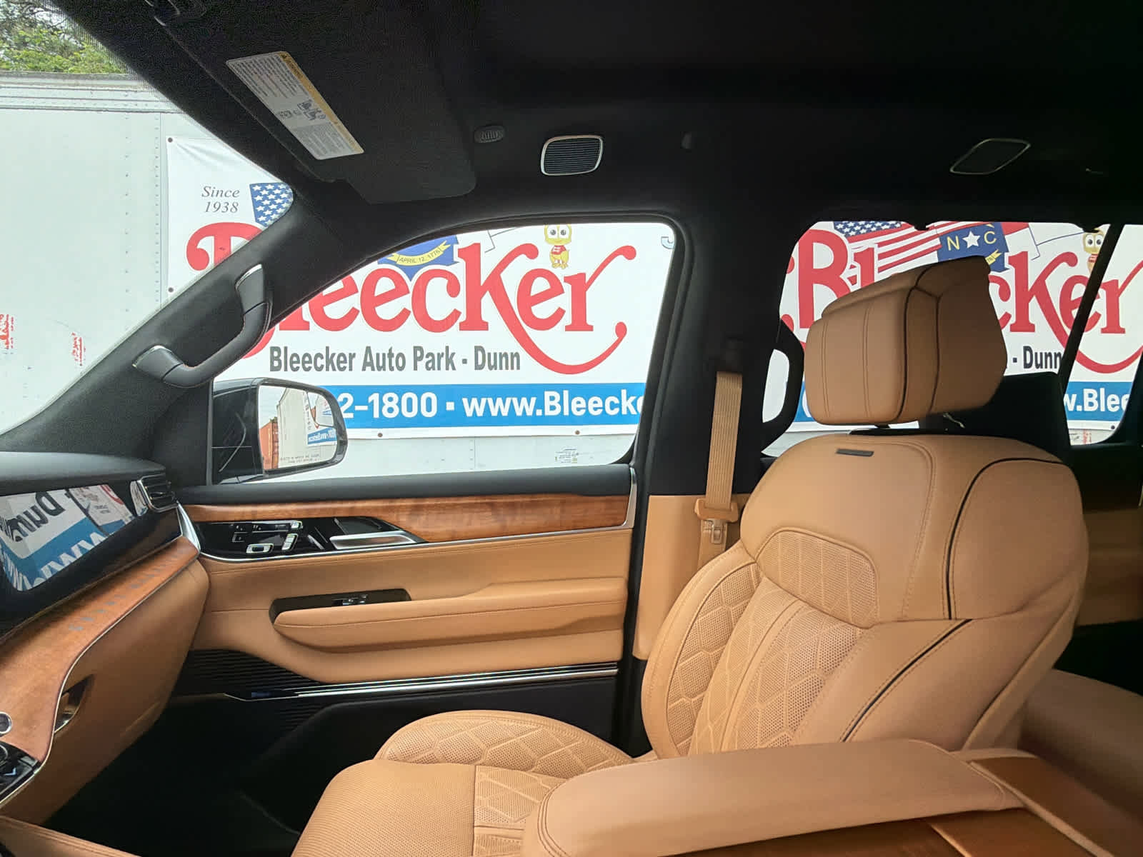 Used 2024 Jeep Grand Wagoneer L Series III w/ Rear Seat Video Group 1 AWD/4WD image 20