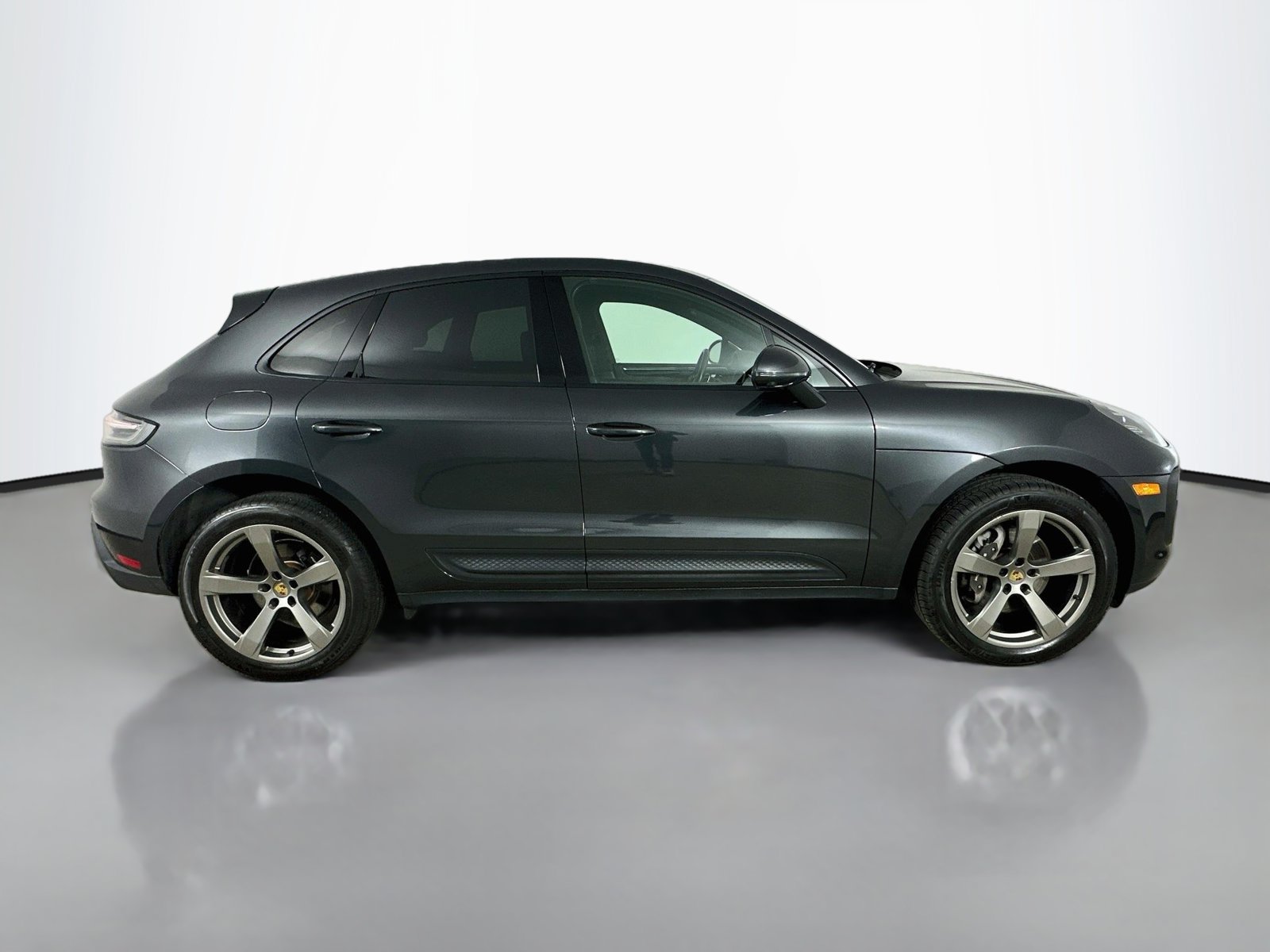 Certified 2022 Porsche Macan AWD/4WD image 4