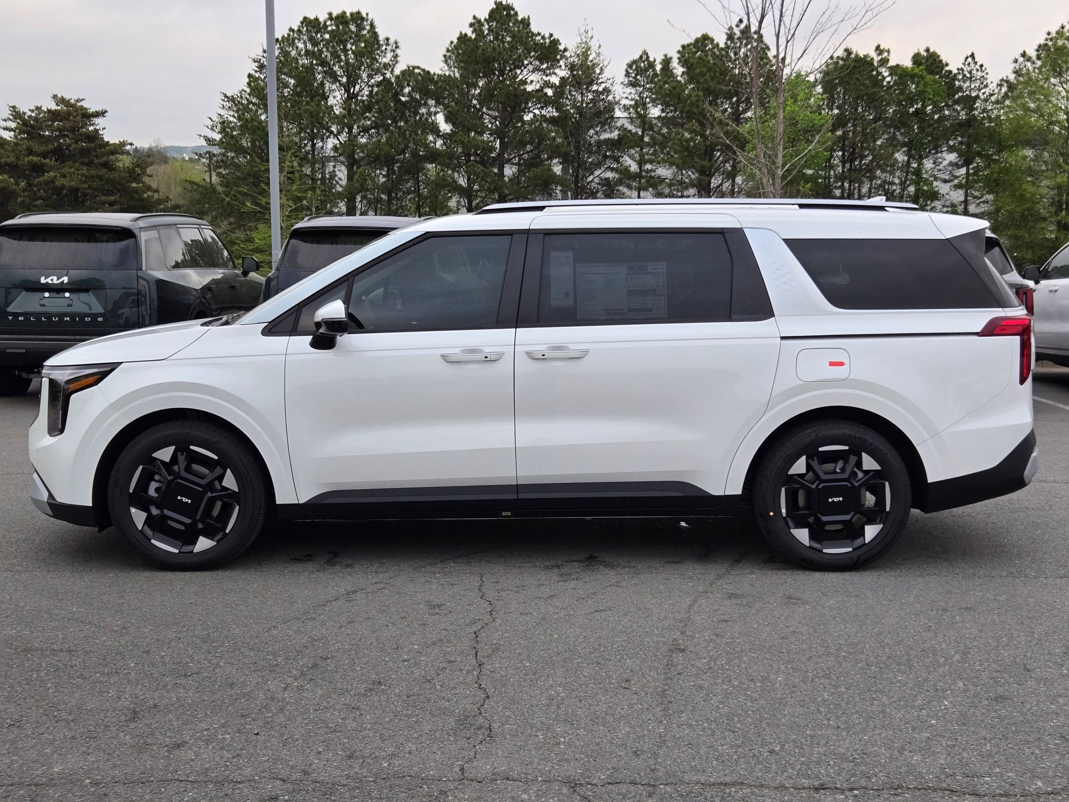 New 2026 Kia Carnival EX FWD image 4