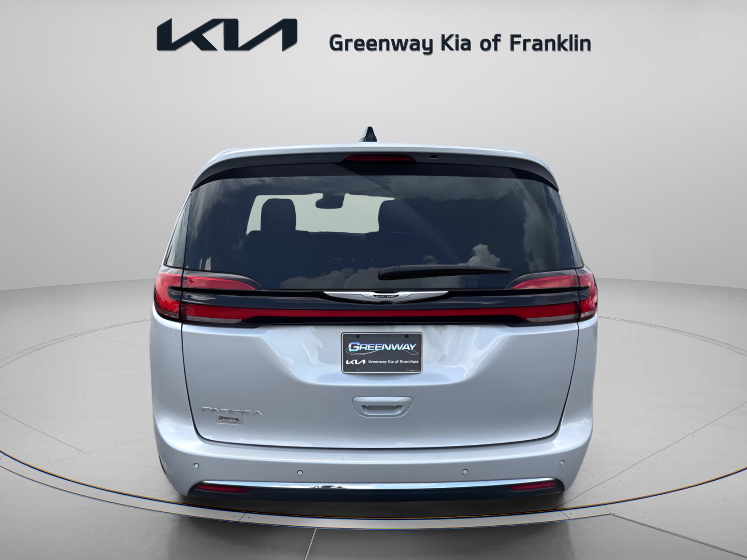 Used 2024 Chrysler Pacifica Touring-L FWD image 6