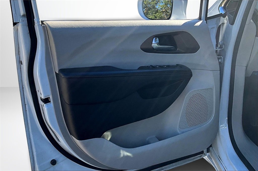 Used 2019 Chrysler Pacifica Touring-L Plus w/ Advanced Safetytec Group image 19