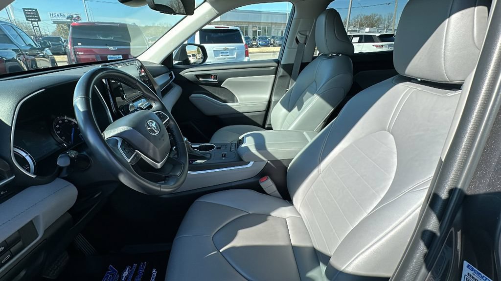 Used 2022 Toyota Highlander XLE AWD/4WD image 10