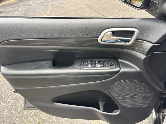 Used 2019 Jeep Grand Cherokee Laredo AWD/4WD image 11