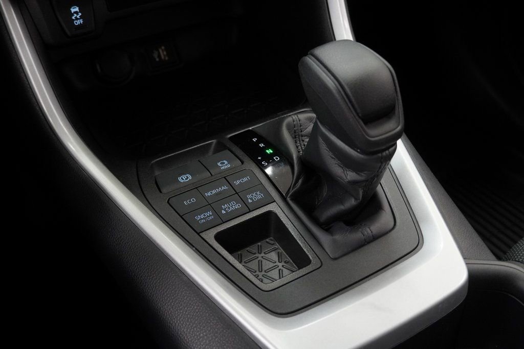 Used 2025 Toyota RAV4 LE image 31