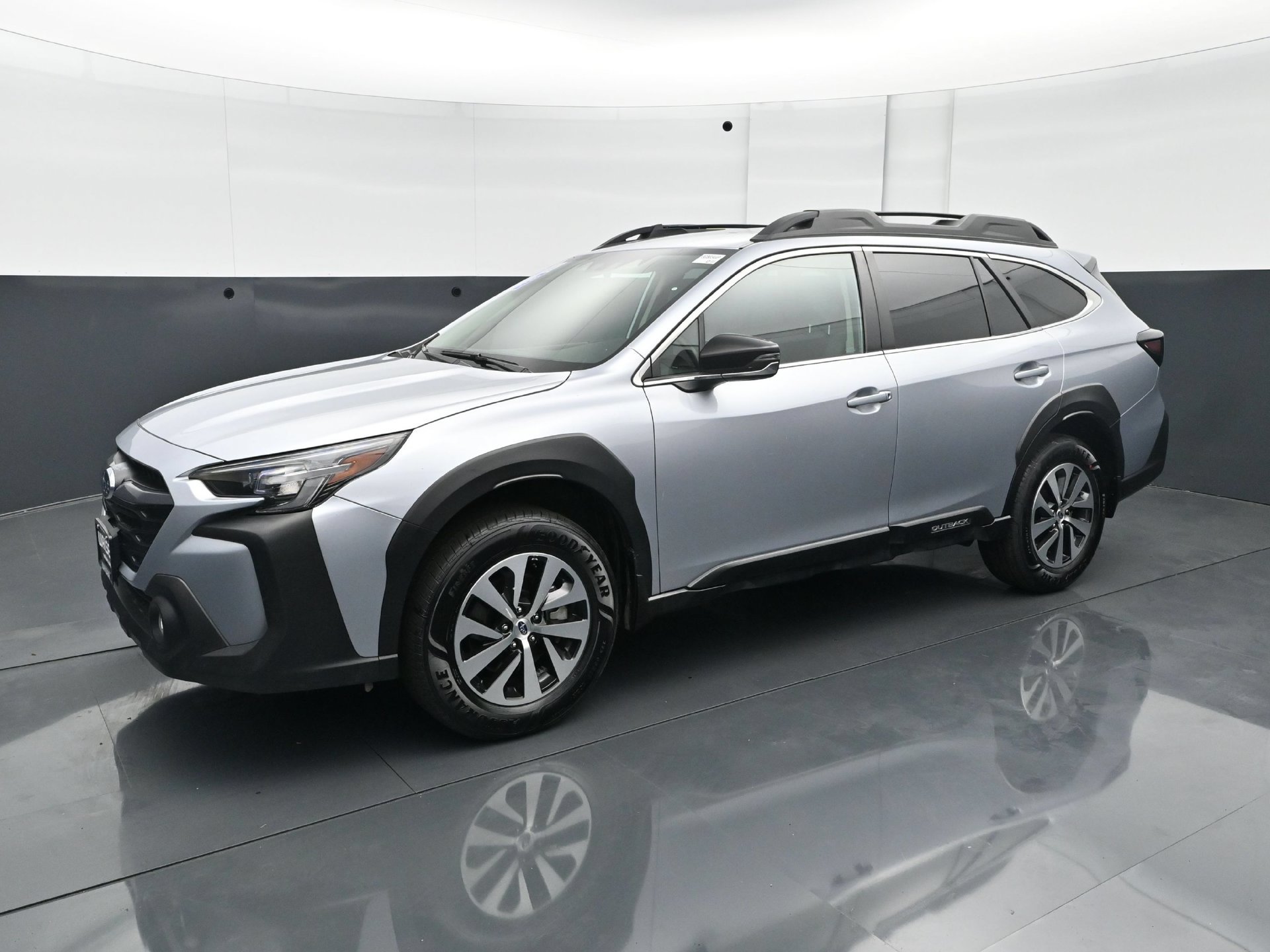Used 2025 Subaru Outback Premium AWD/4WD image 2