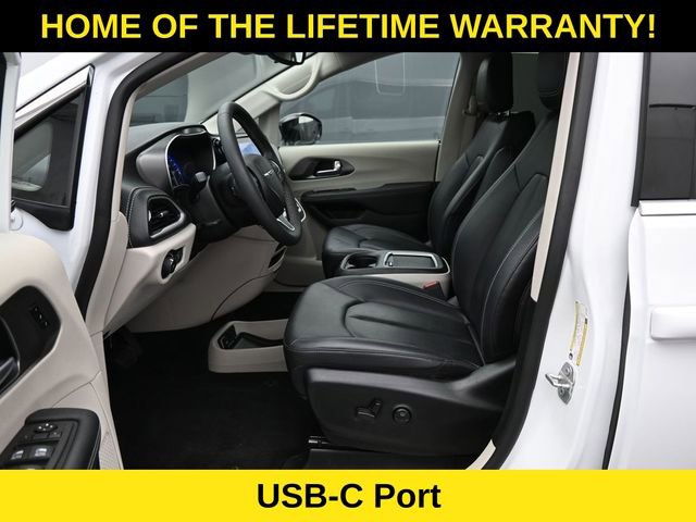 Used 2024 Chrysler Pacifica Touring-L image 14