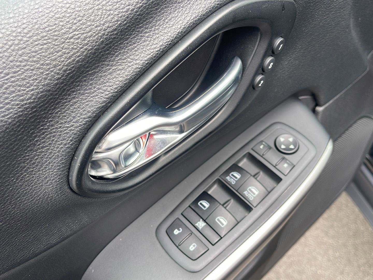 Used 2021 Jeep Cherokee Limited w/ Elite Package image 12